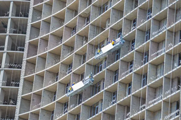 建設クレーン付き工事現場の建物の眺め — ストック写真