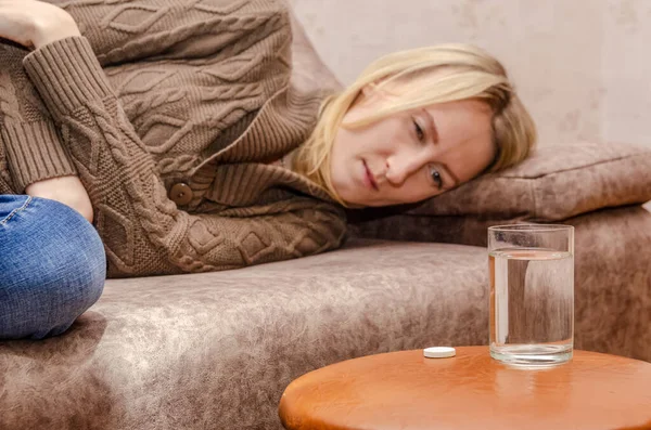 Hasta Kız Kanepede Yatıyor Masada Tabletler Var — Stok fotoğraf