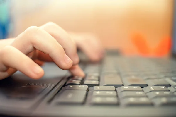 Mão Criança Pequena Teclado Computador Portátil Fecha Apertando Chaves Criança — Fotografia de Stock