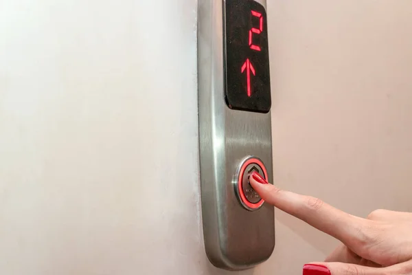 Жінка Червоним Нігтем Натискає Кнопку Ліватор Другому Поверсі Ліфт Обладнаний — стокове фото