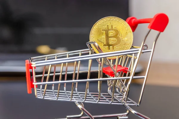 Gold Bitcoin Einem Roten Einkaufswagen Steht Vor Einem Laptop Auf — Stockfoto