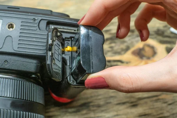 Fotógrafo Cambia Batería Cámara Slr Durante Rodaje Studio Centrarse Batería — Foto de Stock