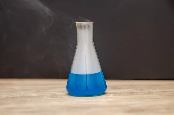 Siyah Arka Planda Dumanla Kaplı Mavi Bir Şişe Kimyasal Analiz — Stok fotoğraf