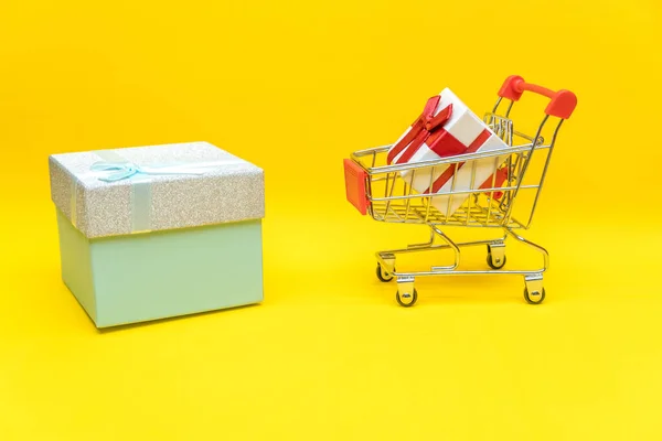 Geschenkbox Warenkorb Und Große Geschenkbox Auf Gelbem Hintergrund Neben Roten — Stockfoto