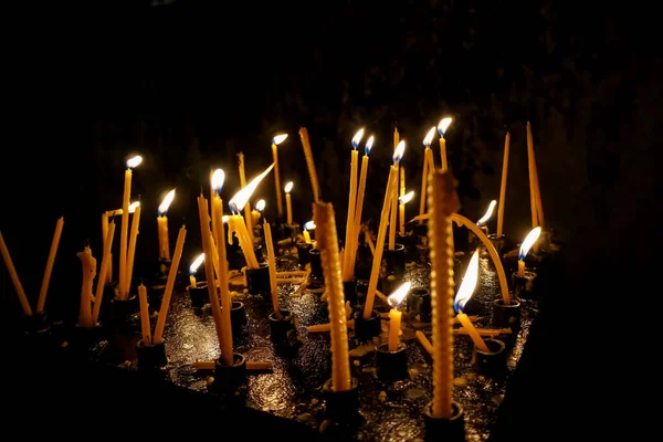 Many Candles Burn Church Dark Group Burning Candles Dark Shallow — Stock Photo, Image