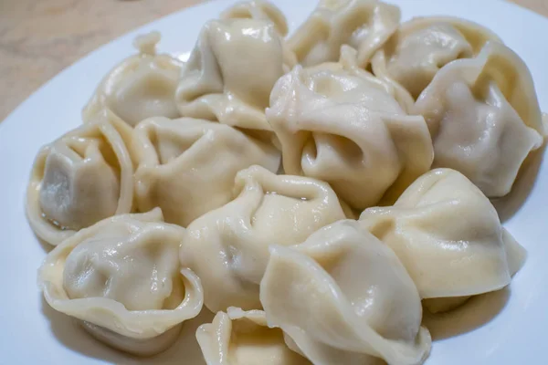 Tallrik Varma Ryska Dumplings Vit Platta Ovanifrån Stilleben — Stockfoto