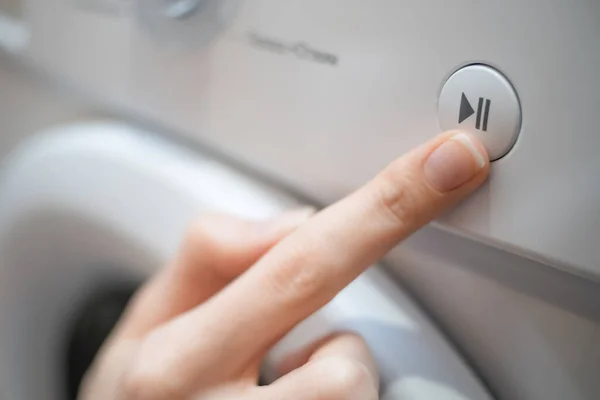 Mano Muchacha Presiona Botón Del Comienzo Pausa Panel Control Del — Foto de Stock