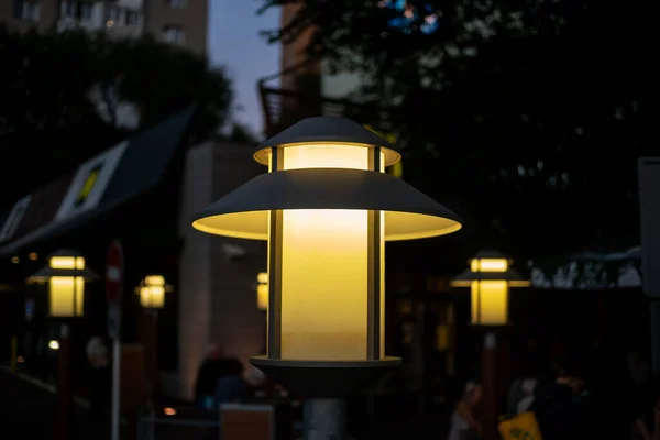 Lampstolpe Ett Café Gatan Lyser Gul Kvällen Närbild — Stockfoto
