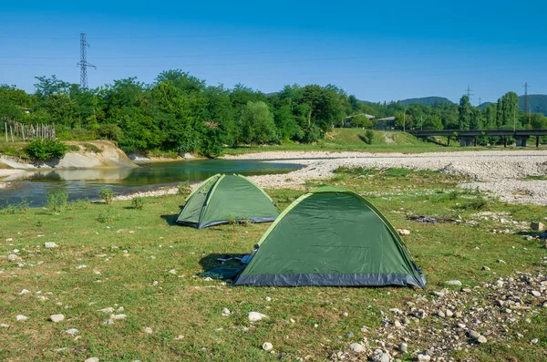 Blick Auf Grüne Zelte Mit Zelten Auf Der Wiese — Stockfoto