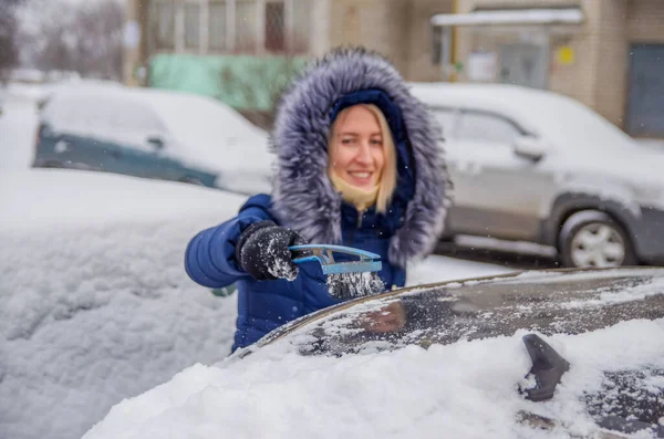 Usuwanie Śnieżnej Dziewczyny Samochodu Zimą Podwórku Pędzlem — Zdjęcie stockowe