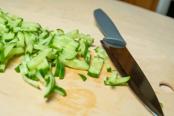 Delicioso Pepino Fresco Rodajas Una Tabla Cortar Madera Con Cuchillo — Foto de Stock