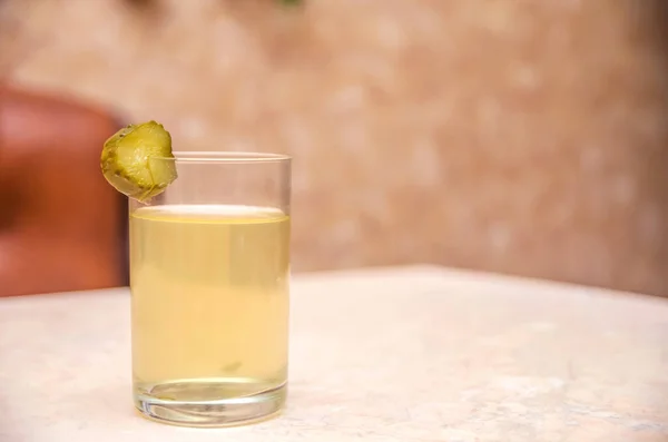 Een Glas Augurk Met Een Stuk Komkommer Tafel Traditionele Russische — Stockfoto