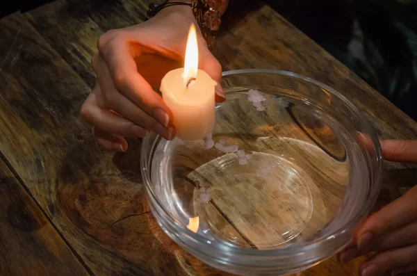 Ποτίζει Ένα Κερί Στο Νερό Έννοια Της Μαγείας Μαντεία — Φωτογραφία Αρχείου