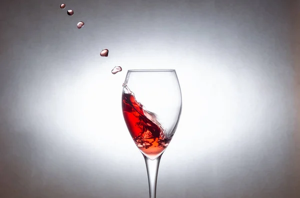 Verre Avec Éclaboussures Gouttes Vin Rouge Sur Fond Blanc Liquides — Photo