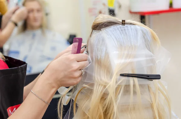 Cabeleireiro Profissional Coloração Cabelo — Fotografia de Stock