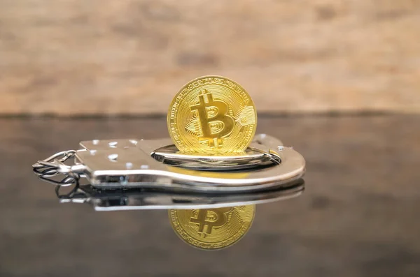 Goldene Bitcoin Münze Mit Handschellen Auf Dem Hölzernen Hintergrund Mit — Stockfoto