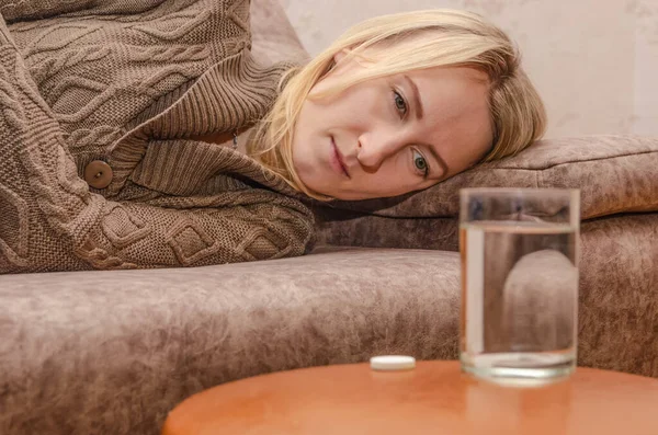 Hasta Kız Kanepede Yatıyor Masada Tabletler Var — Stok fotoğraf