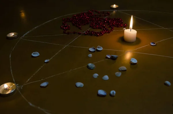 Pentagram Geschilderd Vloer Kaarsen Branden Kralen Liggen Schelpen Zijn Verspreid — Stockfoto