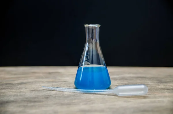 Flacon Chimique Avec Des Colorants Laboratoire Bleus Intérieur Sur Fond — Photo