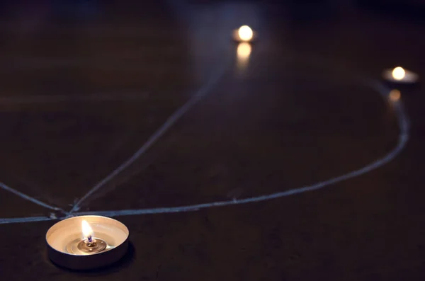 木製の床の上の五角形のろうそく オカルト 密教のシンボルで魔法の儀式 ハロウィンの恐ろしい儀式 — ストック写真