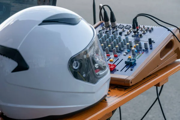 サウンドコンソールの背景にヘルメット コンサートの音のテストだ ミキサーコントロール 音楽技術者 — ストック写真