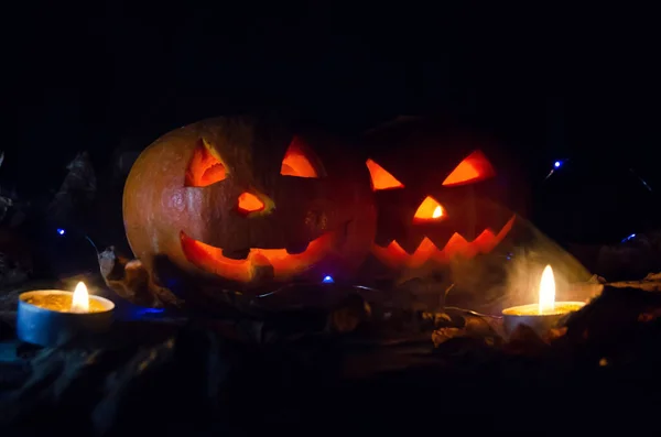 Két Ragyogó Tök Erdőben Gyertyák Világítottak Körülöttük Gyönyörű Háttér Halloween — Stock Fotó