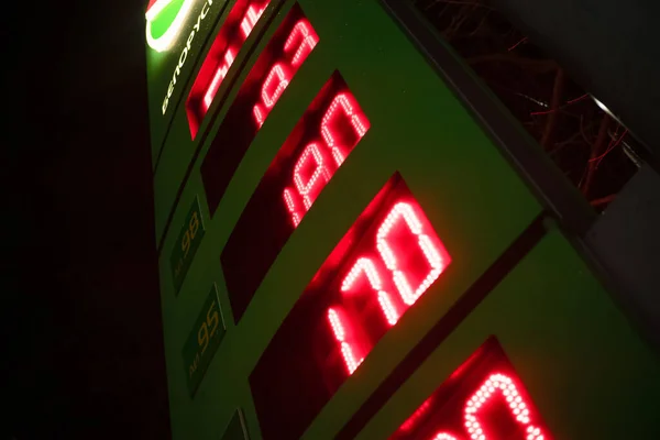 Mogilev Fehéroroszország 2020 Február Benzinkút Éjszakai Üzemanyagárait Tartalmazó Eredménytábla — Stock Fotó
