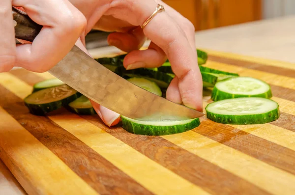 Mano Femenina Corta Pepinos Plato Madera Con Cuchillo Cerca — Foto de Stock