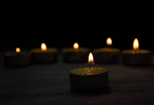 Αναμμένα Κεριά Ξύλινο Φόντο — Φωτογραφία Αρχείου