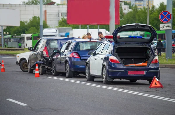 車が道路に衝突し — ストック写真