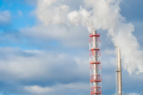 Levegőszennyezés Kéményekből Gyári Csövek Füsttel Háttérben Szürke Kék Felhők Egy — Stock Fotó