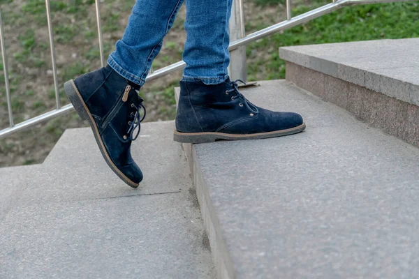 Vrouwelijke Benen Jeans Blauwe Laarzen Komen Granieten Trap — Stockfoto