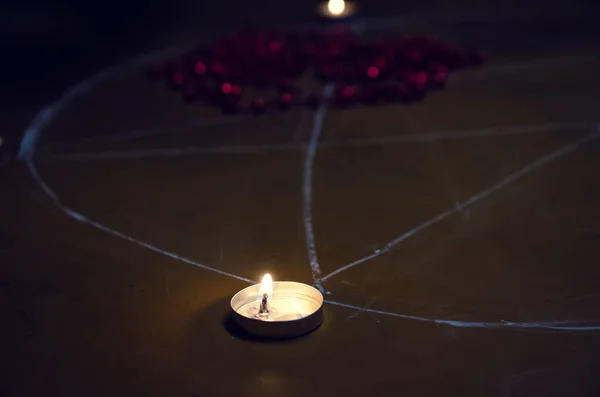 Svíčky Pentagramu Dřevěné Podlaze Magický Rituál Okultními Zlými Esoterickými Symboly — Stock fotografie