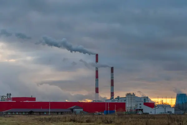 Куріння Заводу Димоходів Проти Заходу Сонця Забруднення Навколишнього Середовища — стокове фото