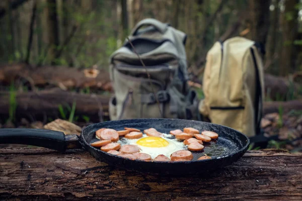 Bratpfanne Mit Eiern Wurst Steht Auf Einem Umgestürzten Baum Wald — Stockfoto