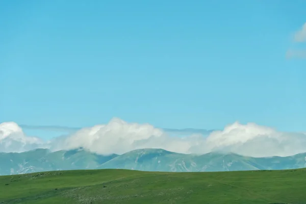 Летний Пейзаж Неба Горы Облаками Трава Сонный День — стоковое фото