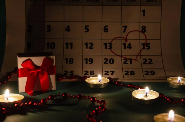 Kaarsen Cadeau Kralen Achtergrond Van Een Kalender Met Een Hart — Stockfoto