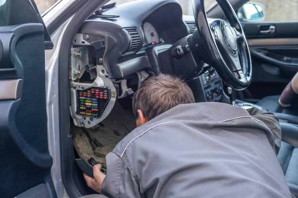 Manlig Bilmekaniker Tittar Styrutrymmet Inne Bilen Begreppet Reparation Bil — Stockfoto