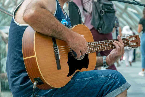Hombre Toca Guitarra Retrato Callejero Aire Libre Sin Cara Cerca — Foto de Stock