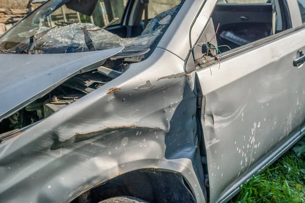 Auto Ongeluk Ongeluk Linker Koplamp Van Grijze Auto Kapot Gebroken — Stockfoto