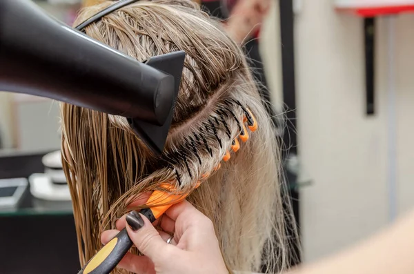 Hair Styling Asciugacapelli Una Ragazza Bionda — Foto Stock