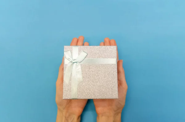 Vista Superior Las Manos Femeninas Sosteniendo Una Caja Regalo Gris — Foto de Stock