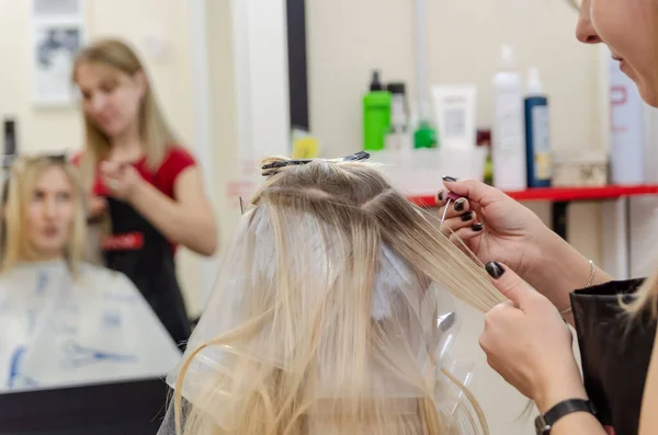 Parrucchiere Distribuisce Capelli Ciocche Tingere Capelli — Foto Stock