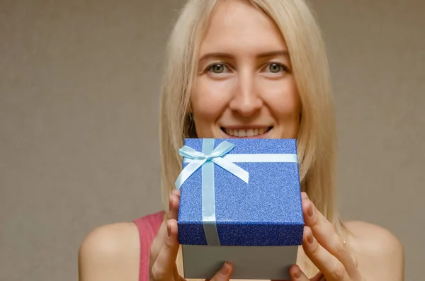 Ragazza Bionda Con Sorriso Che Tiene Una Scatola Regalo Blu — Foto Stock