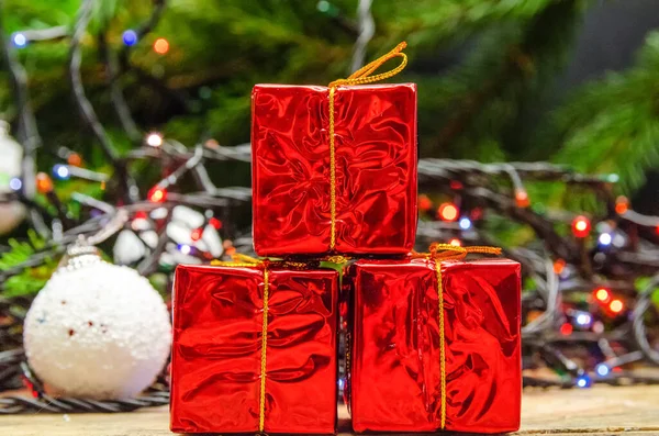 Hermoso Fondo Navidad Pequeñas Cajas Regalo Rojas Fondo Árbol Navidad — Foto de Stock