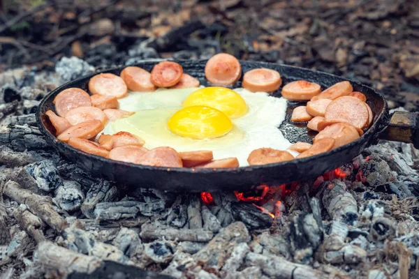 Dois Ovos Salsichas Fritam Uma Panela Brasas Floresta Café Manhã — Fotografia de Stock