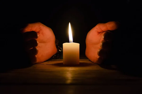 Mãos Enroladas Torno Uma Grande Vela Close Espaço Cópia — Fotografia de Stock