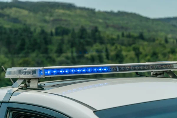 Polisen Blinkar Ljuset Biltaket Det Fria Mot Bakgrund Bergen Polispatrullbil — Stockfoto
