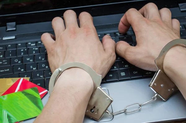 Homem Algemado Com Cartão Crédito Digitando Teclado — Fotografia de Stock