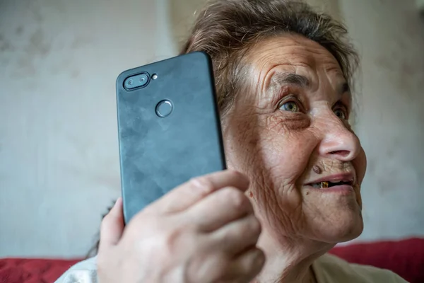 Портрет Пожилой Женщины Черным Мобильным Телефоном Возле Уха — стоковое фото